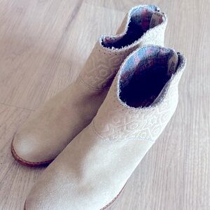 Toms bohemian suede Textured Cream Ankle Booties leather size 6.5 wide